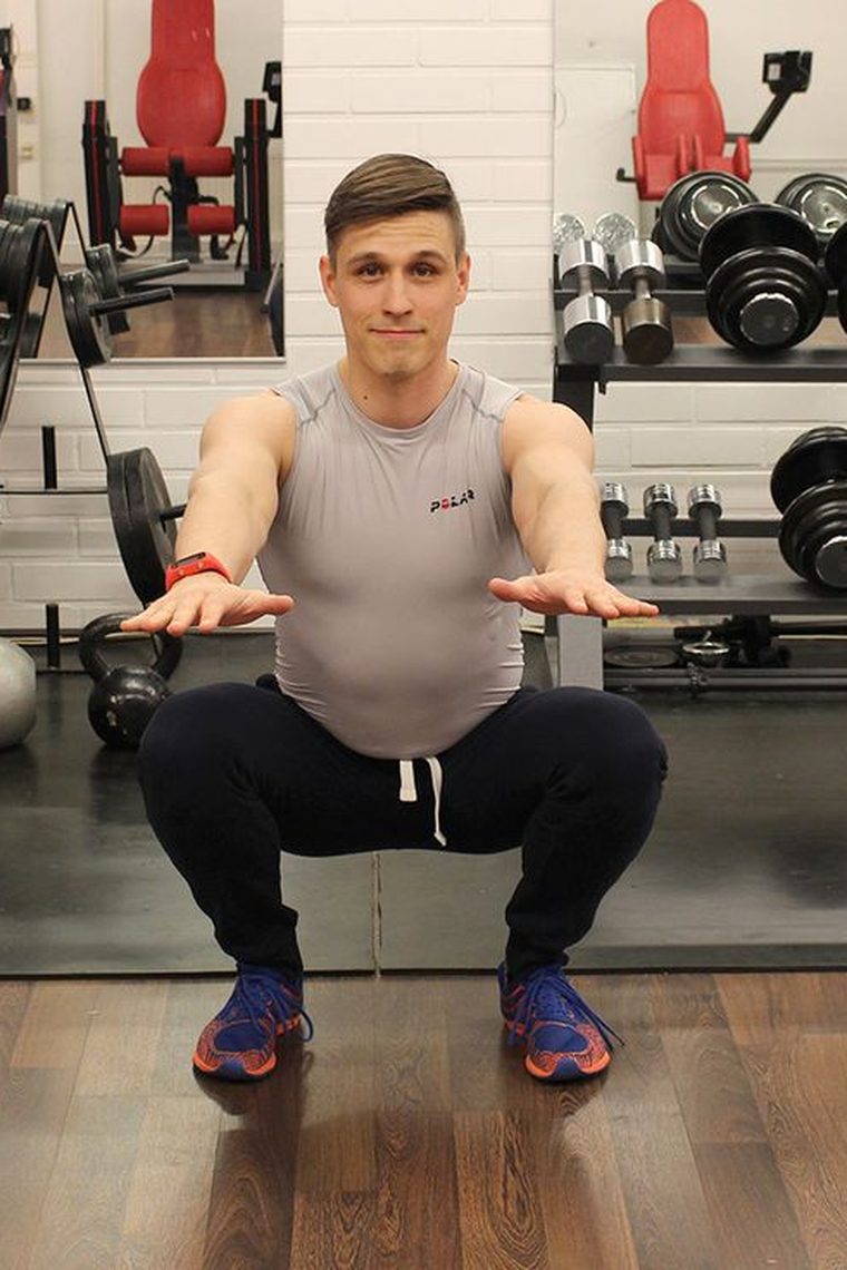 Une personne fait un squat devant son iPhone avec Birdy Squat